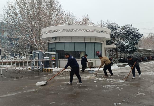 掃雪除冰我先行，冰雪更映黨旗紅